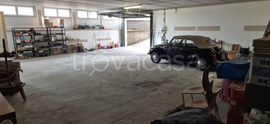 locale commerciale in vendita a Viggiù