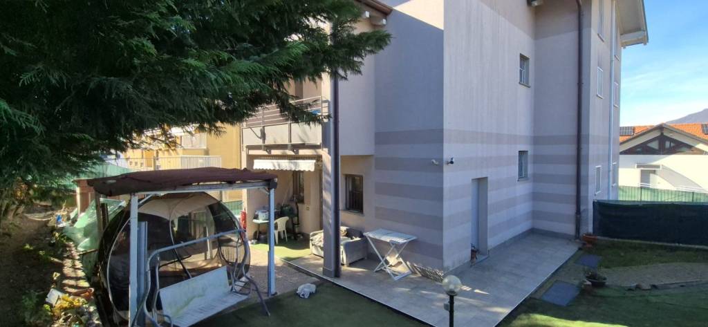 casa indipendente in vendita a Viggiù in zona Baraggia