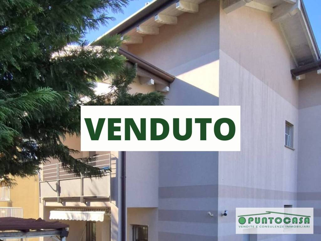 casa indipendente in vendita a Viggiù in zona Baraggia
