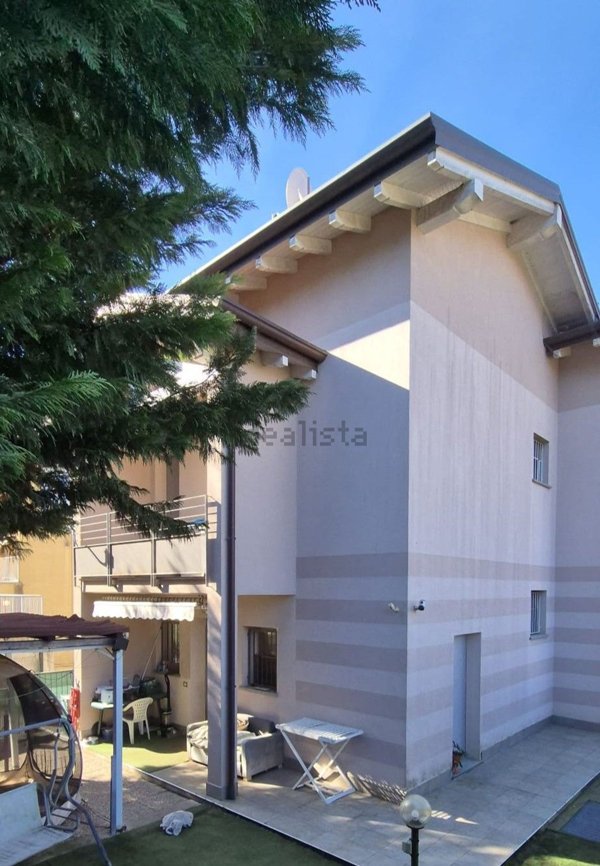 casa indipendente in vendita a Viggiù in zona Baraggia