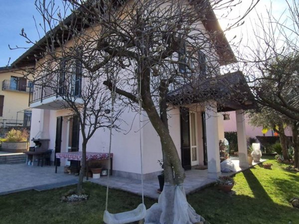 casa indipendente in vendita a Viggiù in zona Baraggia