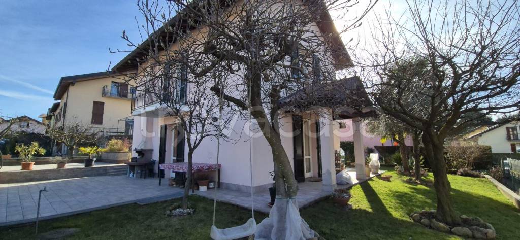 casa indipendente in vendita a Viggiù in zona Baraggia