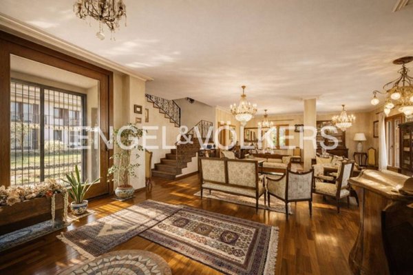 casa indipendente in vendita a Viggiù in zona Baraggia