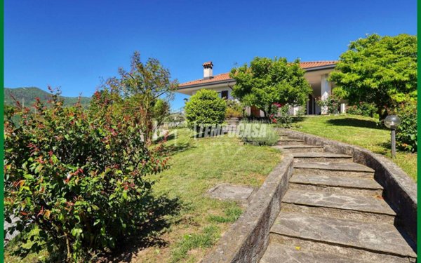 casa indipendente in vendita a Viggiù in zona Baraggia