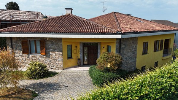 casa indipendente in vendita a Viggiù in zona Baraggia