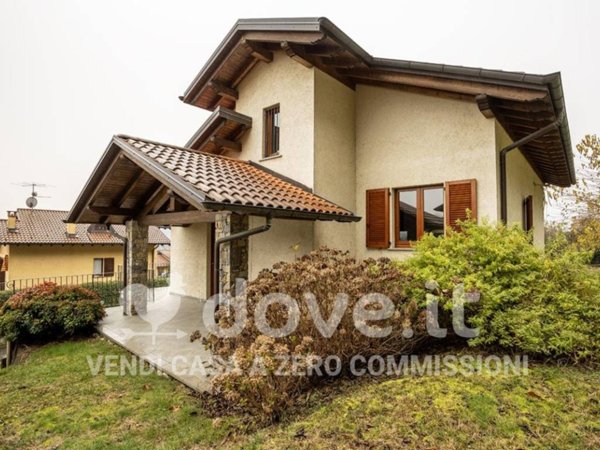 casa indipendente in vendita a Sangiano