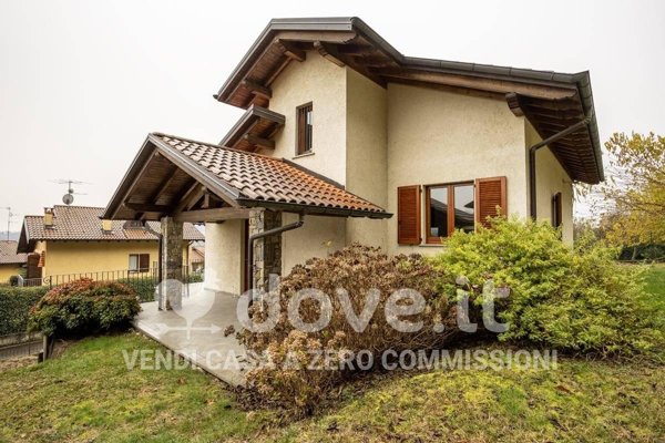 casa indipendente in vendita a Sangiano