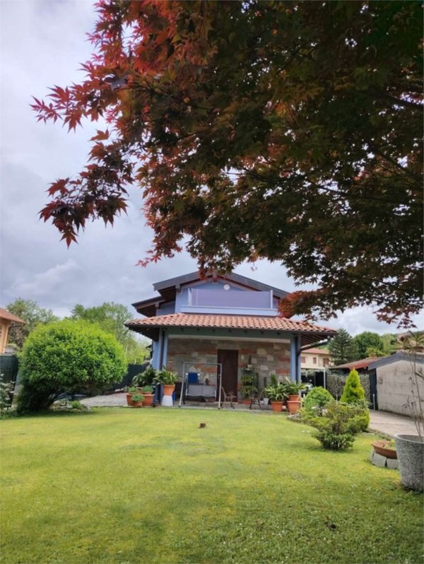 casa indipendente in vendita a Sangiano