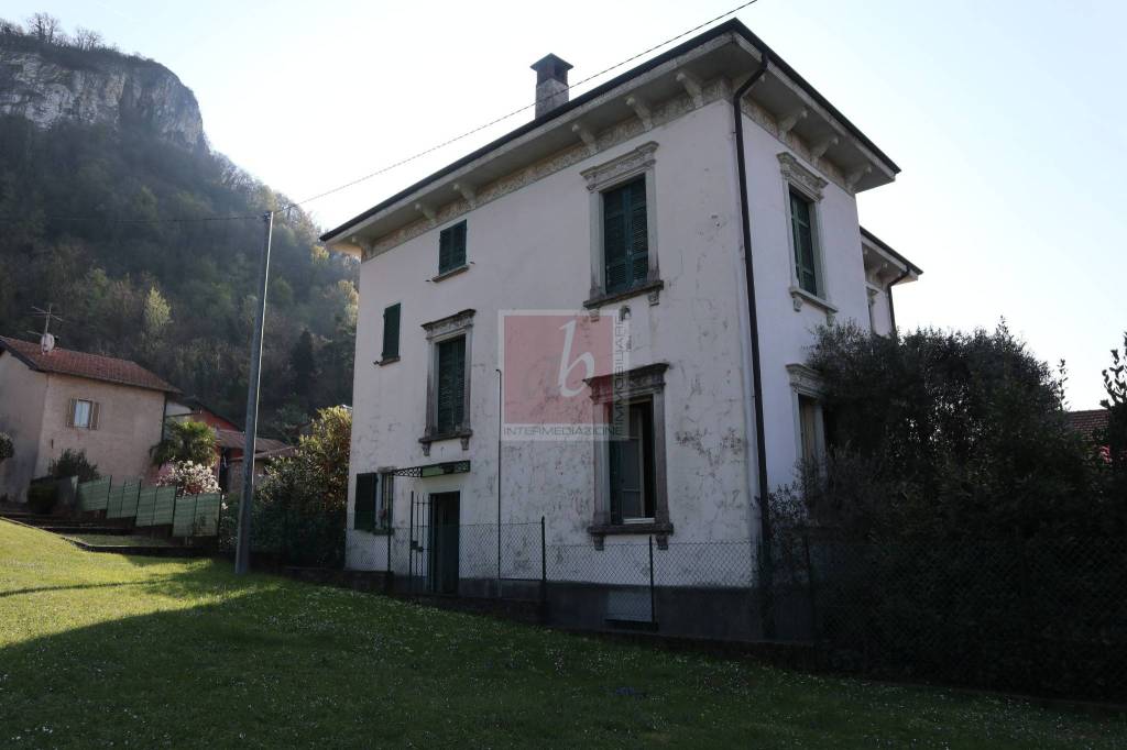 casa indipendente in vendita a Sangiano