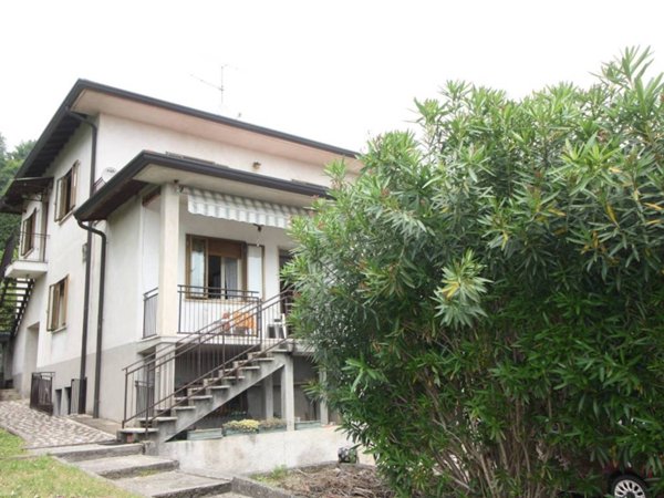 casa indipendente in vendita a Sangiano