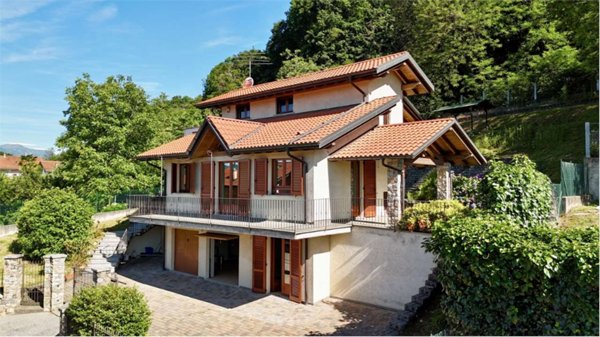 casa indipendente in vendita a Sangiano