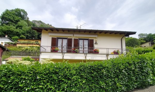 casa indipendente in vendita a Sangiano