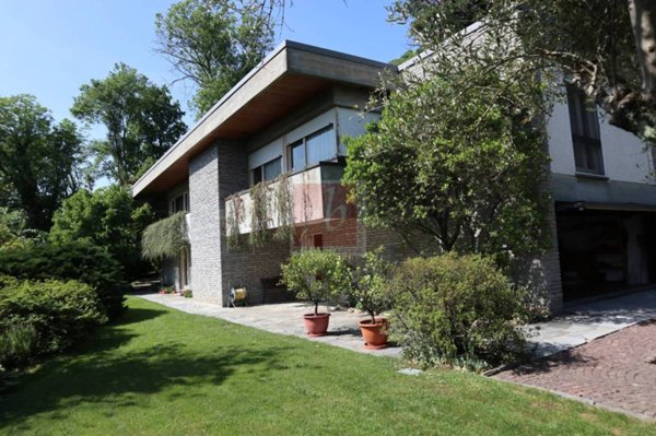 casa indipendente in vendita a Sangiano