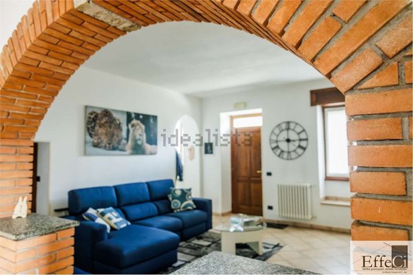 casa indipendente in vendita a Sangiano