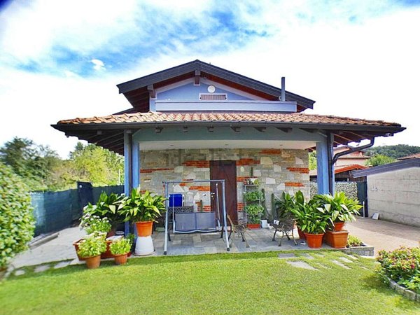 casa indipendente in vendita a Sangiano