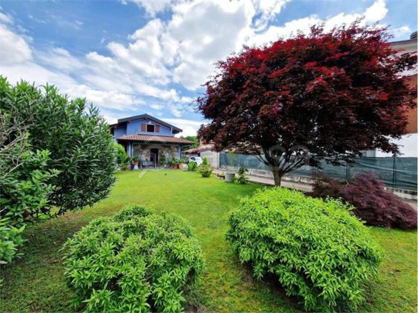 casa indipendente in vendita a Sangiano