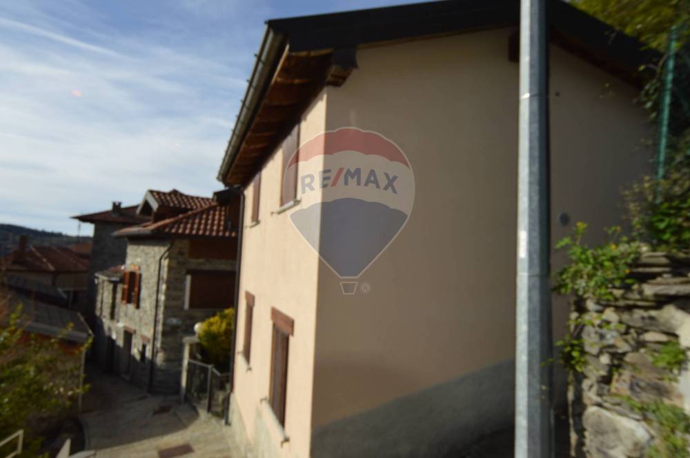 casa indipendente in vendita a Maccagno con Pino e Veddasca in zona Graglio