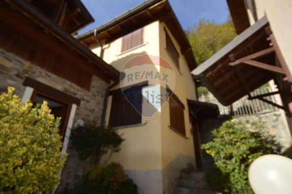 casa indipendente in vendita a Maccagno con Pino e Veddasca in zona Graglio