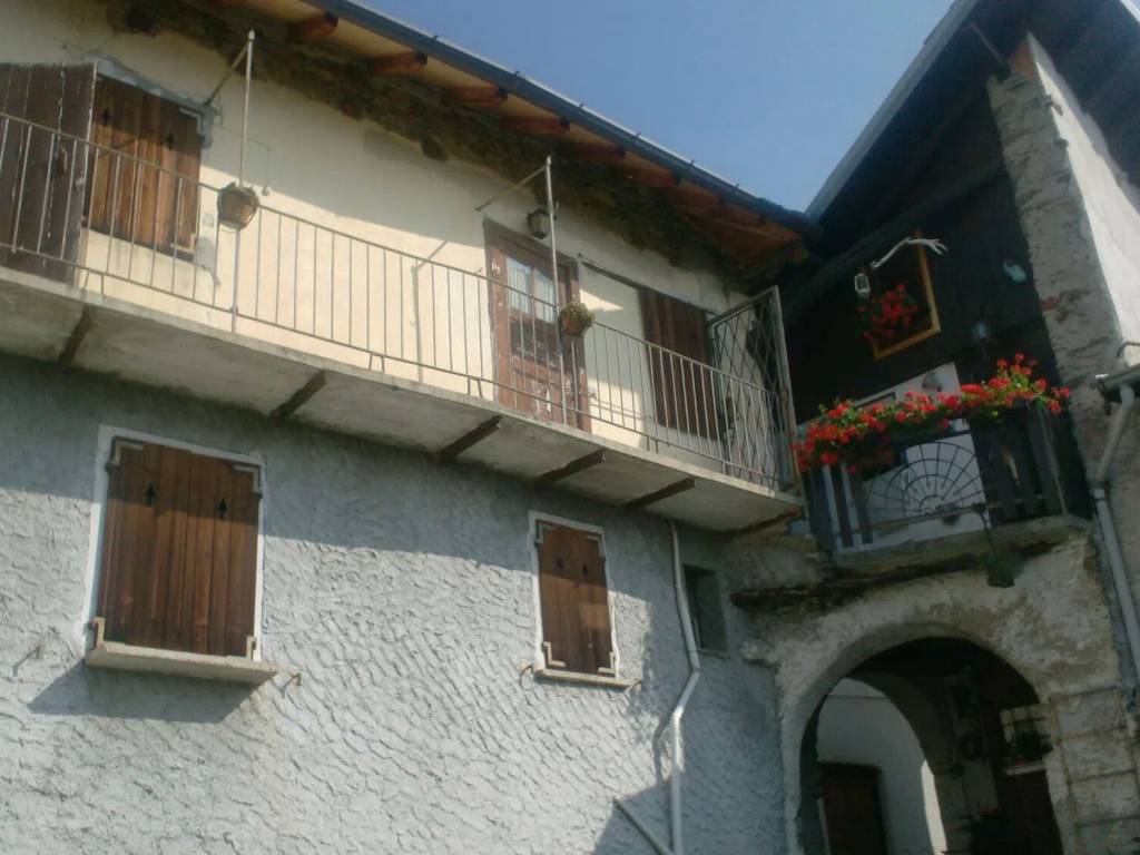 casa indipendente in vendita a Maccagno con Pino e Veddasca in zona Maccagno