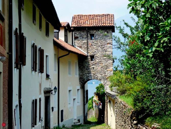 appartamento in vendita a Maccagno con Pino e Veddasca in zona Maccagno