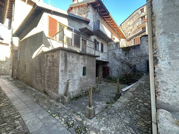 casa indipendente in vendita a Maccagno con Pino e Veddasca in zona Maccagno