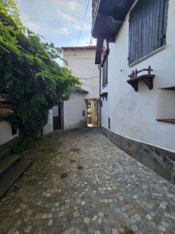 appartamento in vendita a Maccagno con Pino e Veddasca in zona Armio