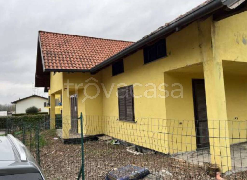 appartamento in vendita a Cadrezzate con Osmate in zona Cadrezzate