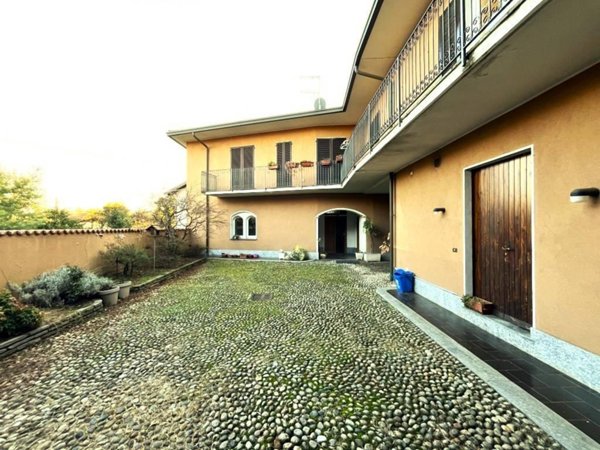 casa indipendente in vendita a Cadrezzate con Osmate in zona Cadrezzate