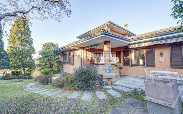 casa indipendente in vendita a Cadrezzate con Osmate