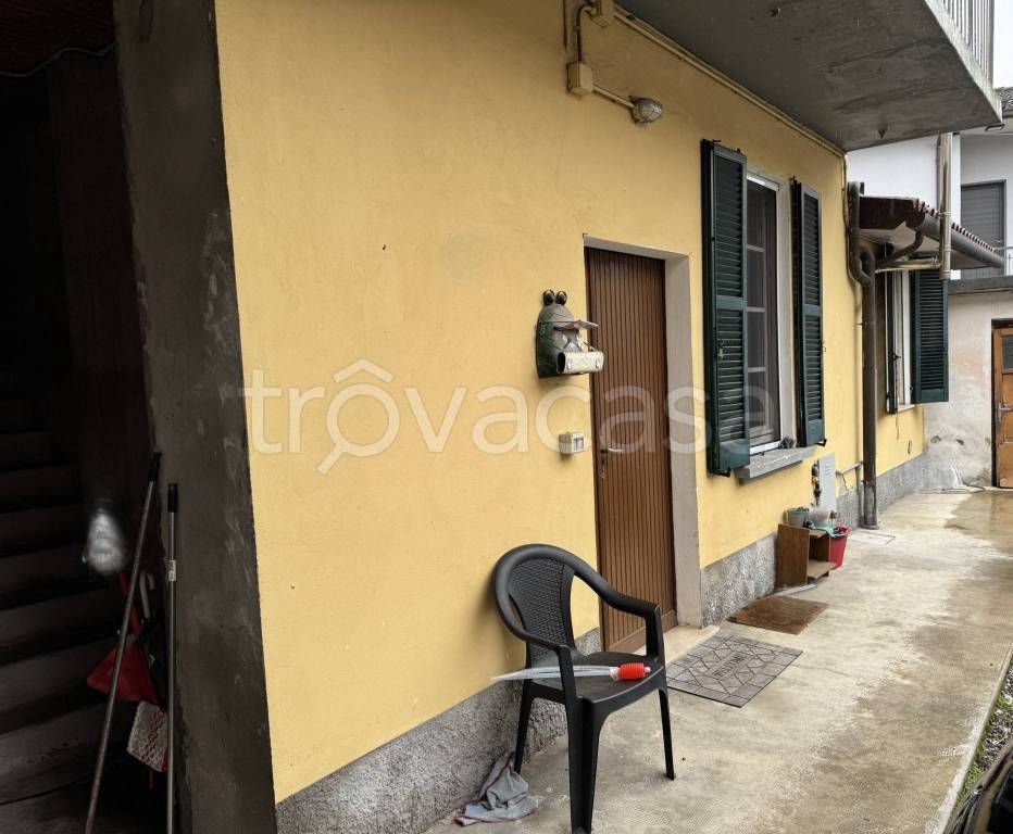 casa indipendente in vendita a Cadrezzate con Osmate in zona Cadrezzate
