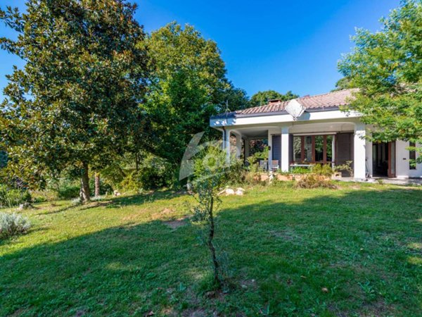 casa indipendente in vendita a Cadrezzate con Osmate in zona Cadrezzate