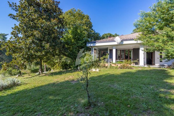 casa indipendente in vendita a Cadrezzate con Osmate in zona Cadrezzate