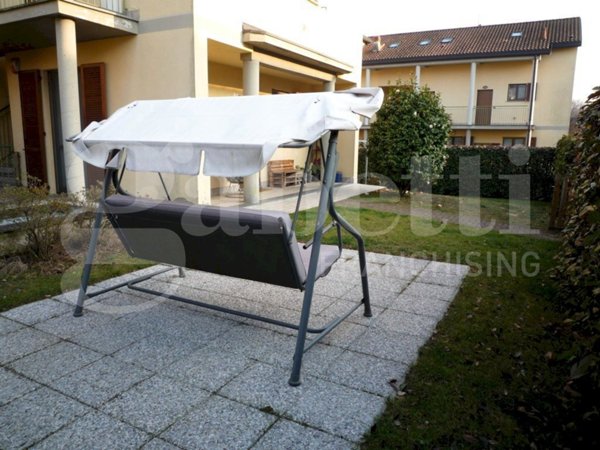 appartamento in vendita a Cadrezzate con Osmate in zona Cadrezzate