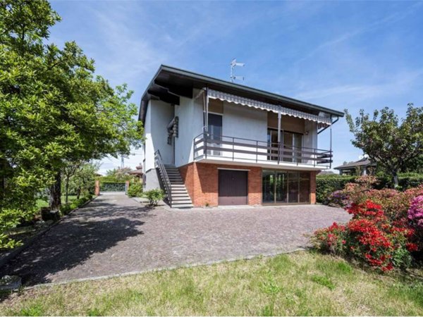 casa indipendente in vendita a Cadrezzate con Osmate in zona Cadrezzate