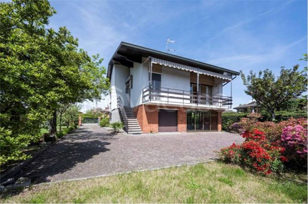 casa indipendente in vendita a Cadrezzate con Osmate in zona Cadrezzate