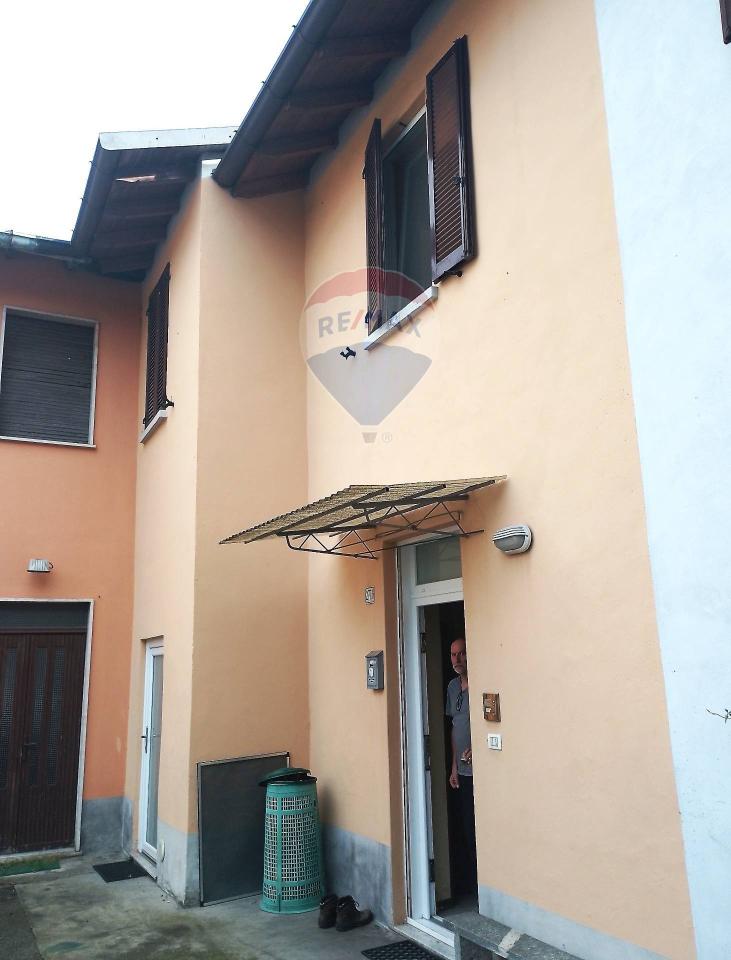 appartamento in vendita a Cadrezzate con Osmate in zona Cadrezzate