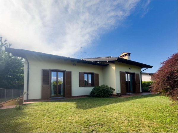 casa indipendente in vendita a Cadrezzate con Osmate