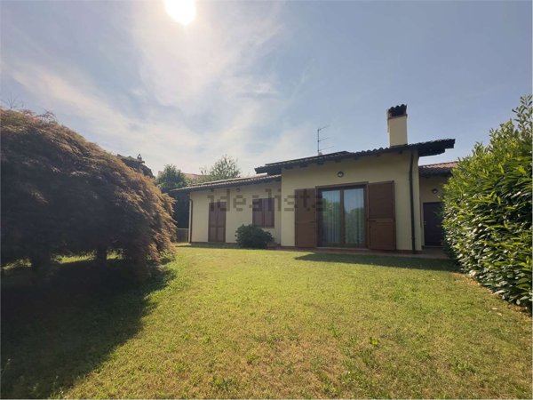 casa indipendente in vendita a Cadrezzate con Osmate
