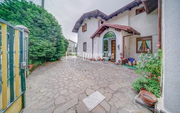 casa indipendente in vendita a Cadrezzate con Osmate in zona Cadrezzate