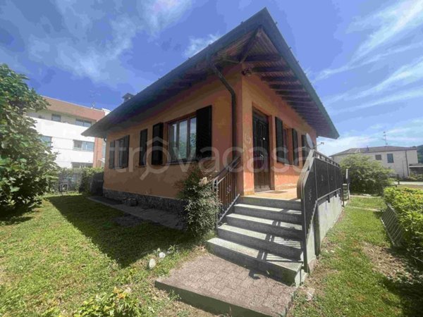 casa indipendente in vendita a Cadrezzate con Osmate