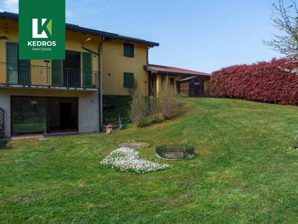 casa indipendente in vendita a Cadrezzate con Osmate in zona Osmate