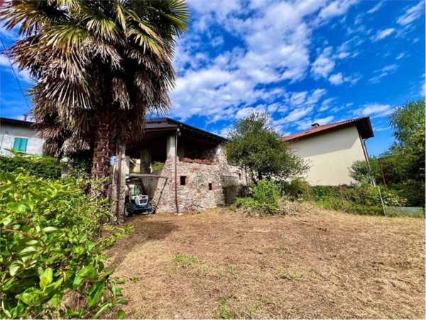 casa indipendente in vendita a Cadrezzate con Osmate in zona Osmate