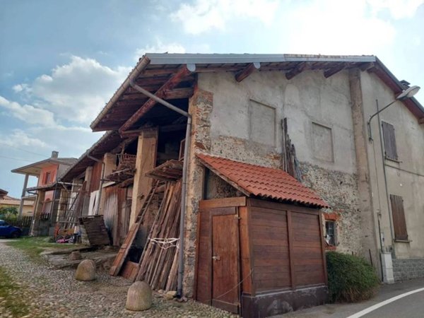 casa indipendente in vendita a Cadrezzate con Osmate in zona Cadrezzate
