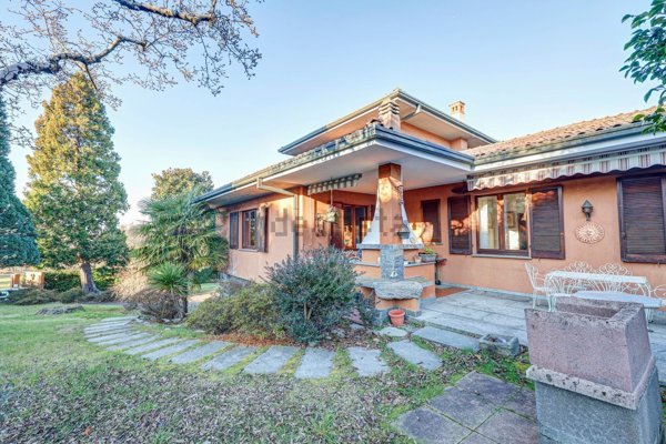 casa indipendente in vendita a Cadrezzate con Osmate