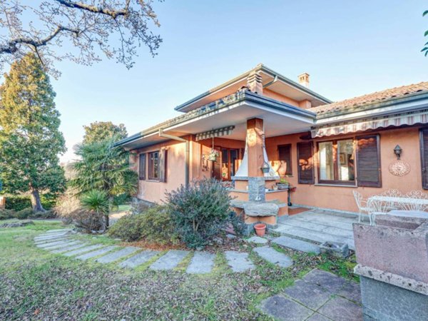 casa indipendente in vendita a Cadrezzate con Osmate