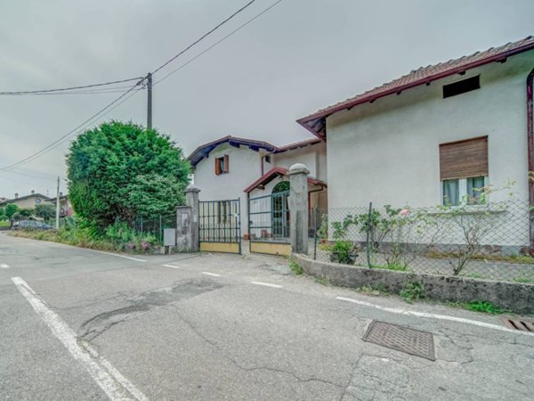 casa indipendente in vendita a Cadrezzate con Osmate in zona Cadrezzate
