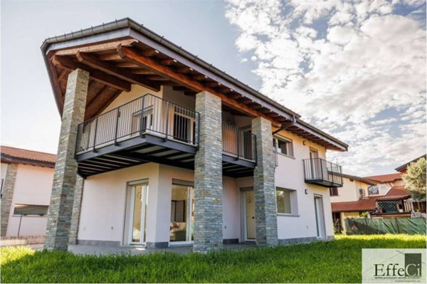 casa indipendente in vendita a Cadrezzate con Osmate