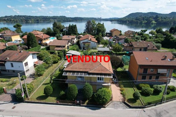 casa indipendente in vendita a Cadrezzate con Osmate