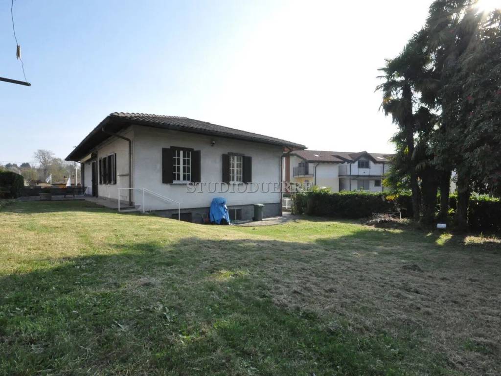 casa indipendente in vendita a Cadrezzate con Osmate