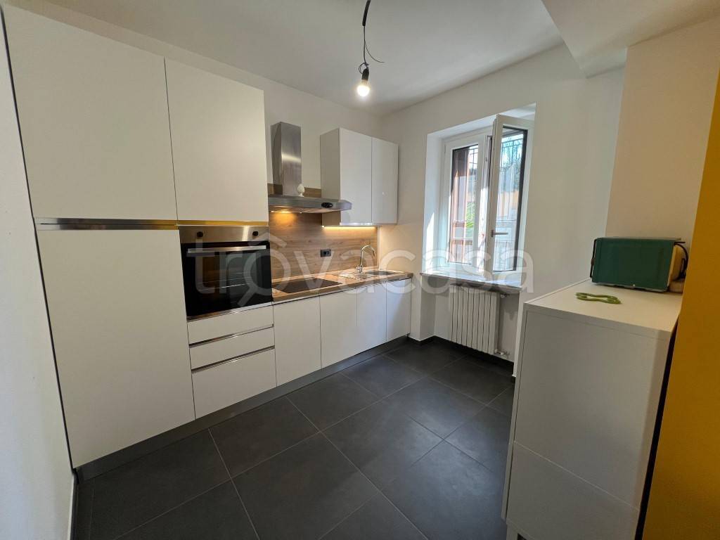 appartamento in vendita a Cadrezzate con Osmate in zona Cadrezzate